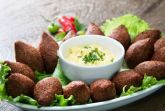 Quibe frito com molho de gergelim