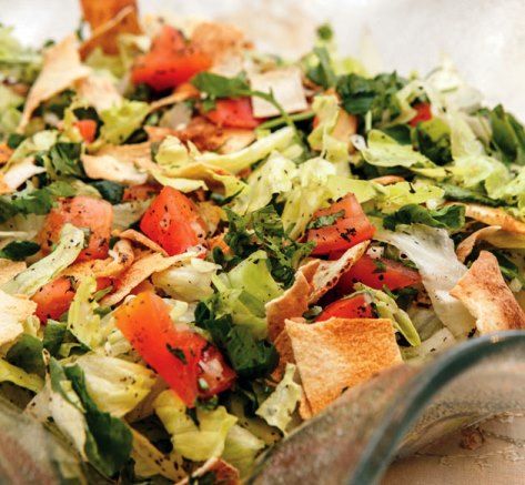 Fatuche, salada com pão sirio torrado
