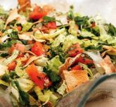 Fatuche, salada com pão sirio torrado