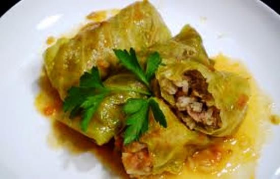 Charuto de repolho recheado com arroz e carne ou vegetais