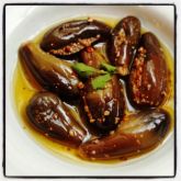 Berinjelas recheadas com arroz, carne e nozes
